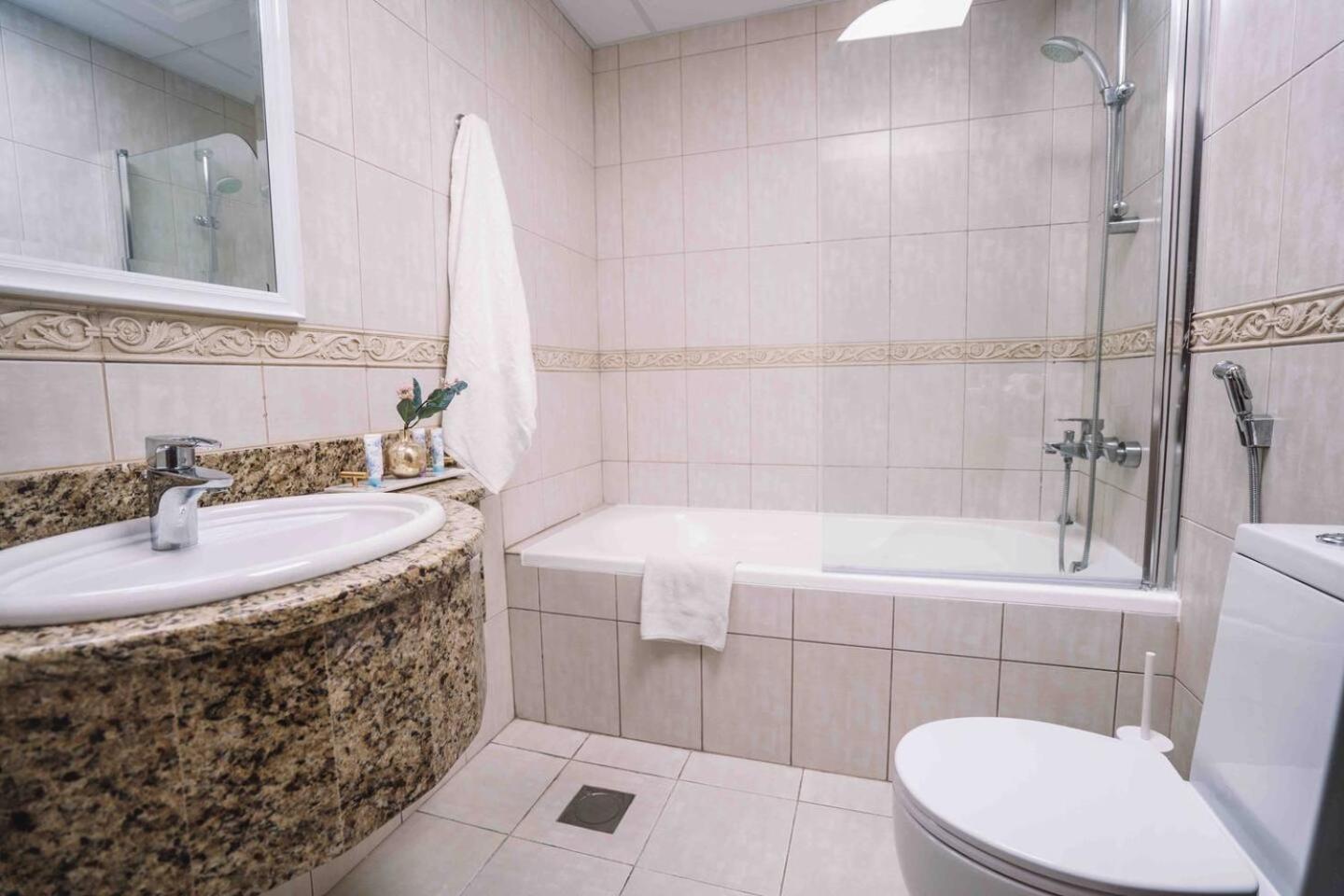 Sea & Palm View Elegant 1 Bedroom Apartment Dubai Dış mekan fotoğraf